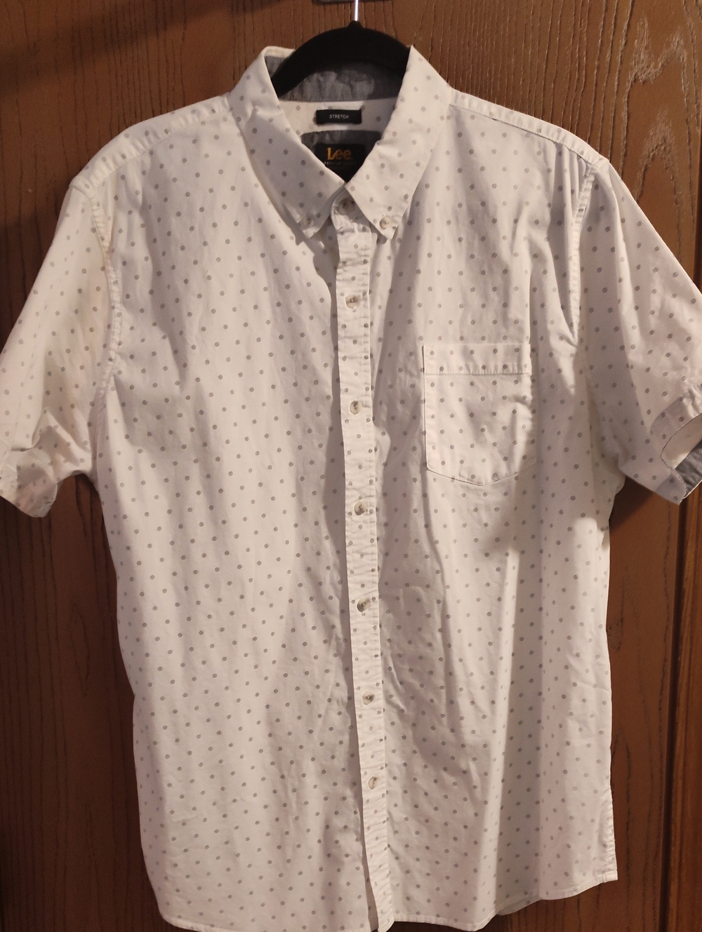 Lee Men’s White Short-Sleeve Button-Down Shirt with Small Gray Dot Pattern